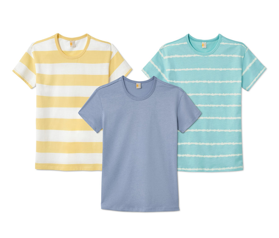 Drei T-Shirts aus Bio-Baumwolle: gelb-weiß gestreift, blau und türkis-weiß gestreift.