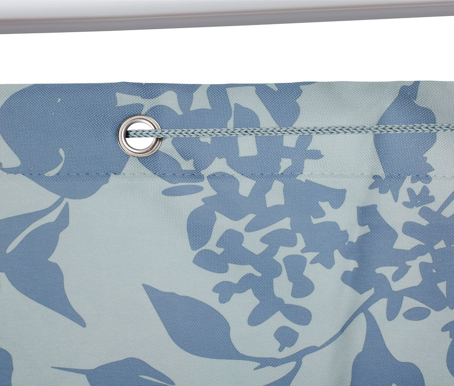 Detail eines Balkon-, Sicht- und Windschutzes mit Alloverprint aus blauen Blumen.