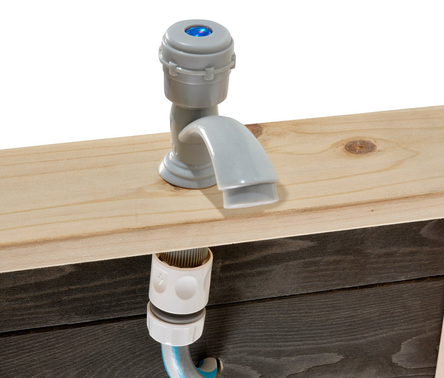 Grauer Wasserhahn an einem hölzernen EXIT Holz-Sandkasten »Aksent«, ca. 200 x 140 cm.