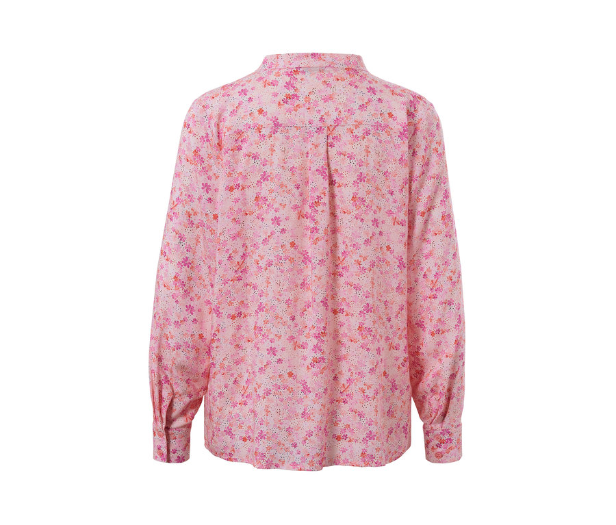 Rückansicht einer Bluse mit Print.