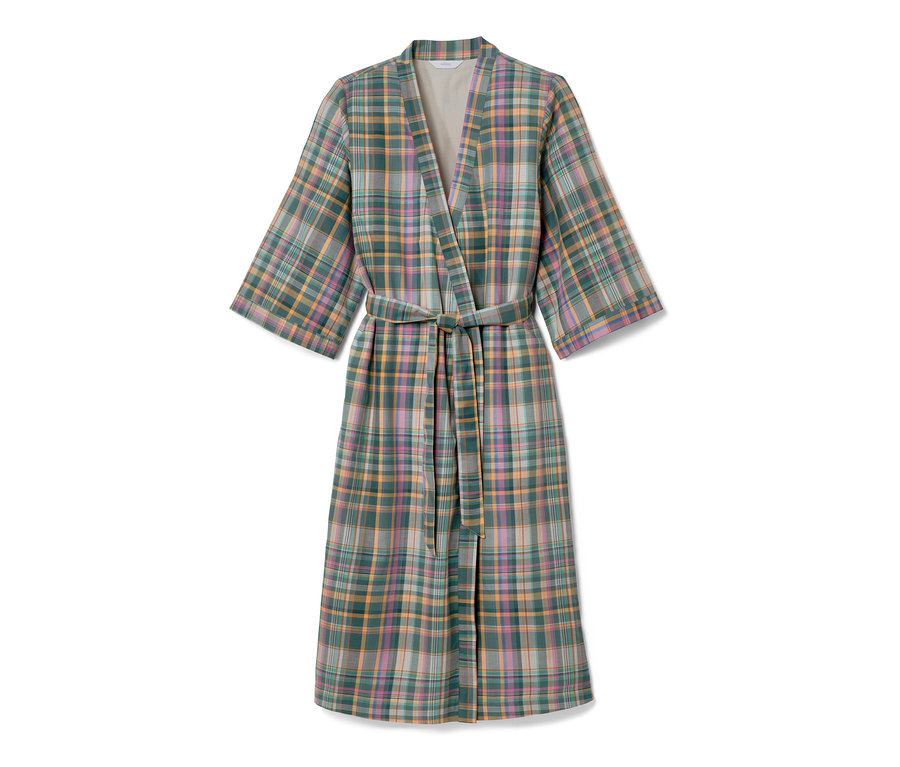 Ein grün karierter Morgenmantel mit Gürtel.