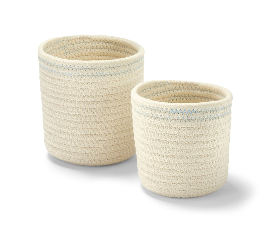 Zwei crèmeweiß-blaue Aufbewahrungskörbe.