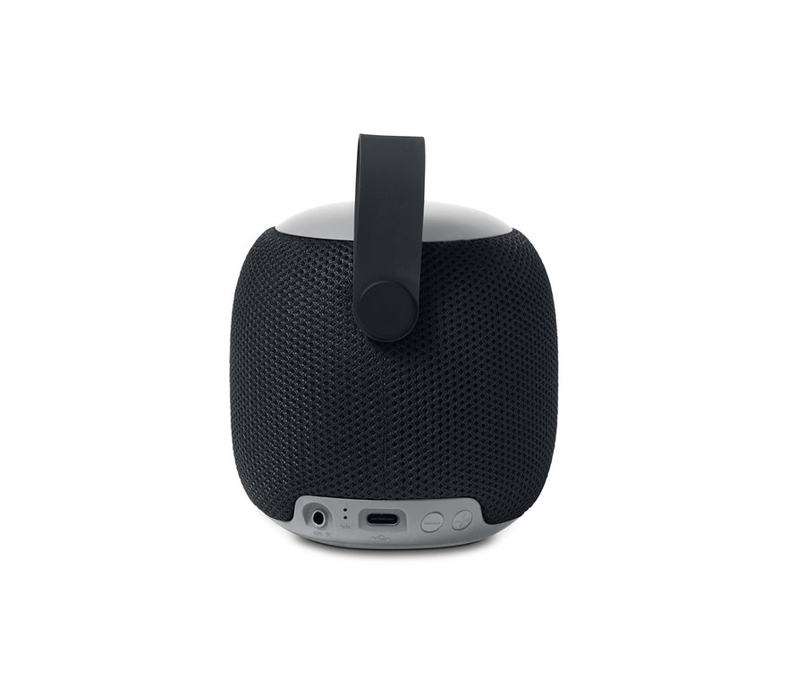 Ein kleiner, schwarzer Fabric-Bluetooth®-Lautsprecher auf weißem Hintergrund.