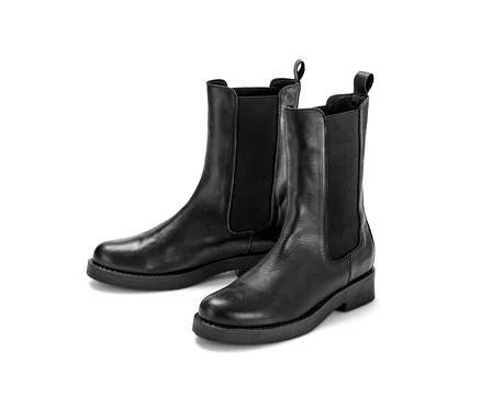 Schwarze Lederboots.