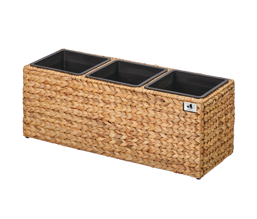 Nahaufnahme eines beigen 3er-Pflanzkastens, ca. 77 x 28 x 28 cm, mit schwarzen Innentöpfen.