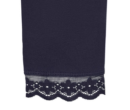 Detailansicht einer schwarzen Leggings mit Spitzenborte.