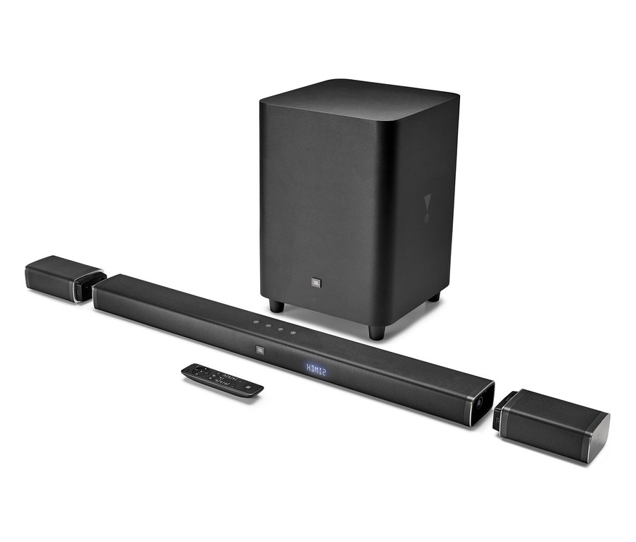 Schwarze JBL BAR 5.1 Soundbar, kabellose Lautsprecher und Subwoofer auf weißem Hintergrund.