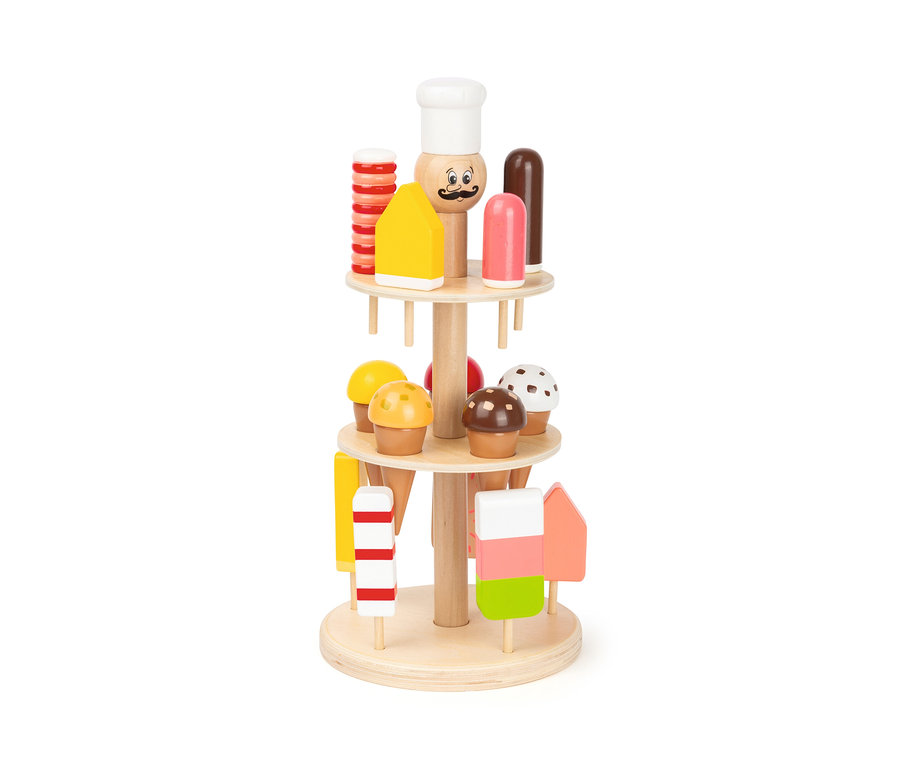Ein dreistöckiger Holzständer mit verschiedenen Holz-Eissorten, inklusive small foot Eisständer »Luigi Gelato«.