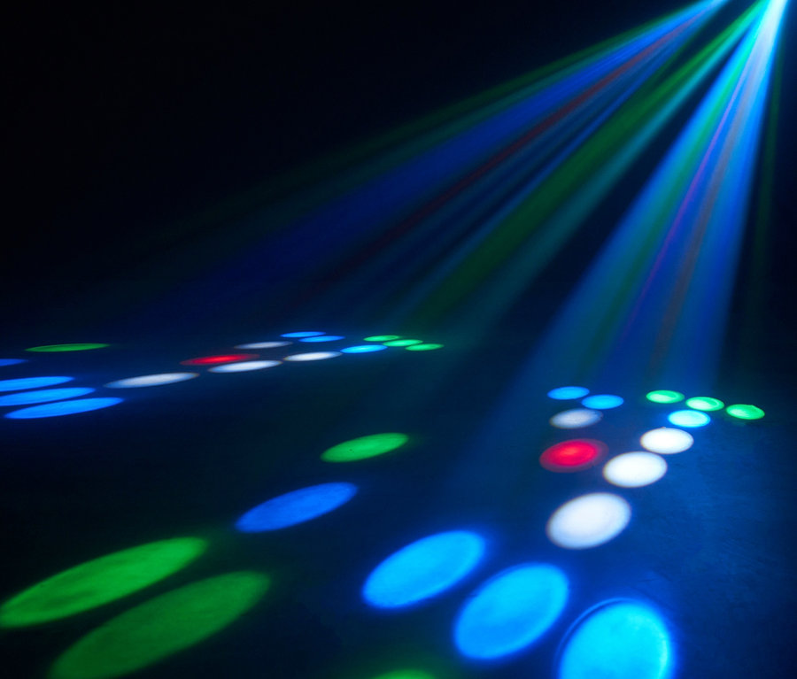 Blaue und grüne Lichtstrahlen fallen auf den Boden und erzeugen farbige Flecken. Die Lenco Nebelmaschine »LFM-110« ist eventuell die Quelle.