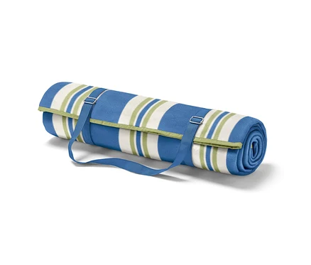 Eine zusammengerollte XL-Picknickdecke mit blauen, weißen und grünen Streifen und blauen Riemen.
