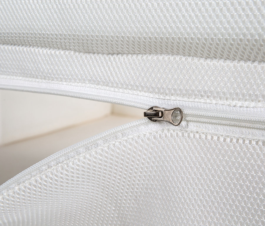 Detailansicht des weißen Netzes vom roba Room Bed »Sternenzauber« Safe asleep®, 60 x 120 cm mit Reißverschluss.