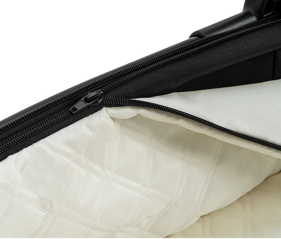 Detailansicht des Reißverschlusses und der Innenpolsterung des Osann Kombi-Kinderwagen »Vamos«.