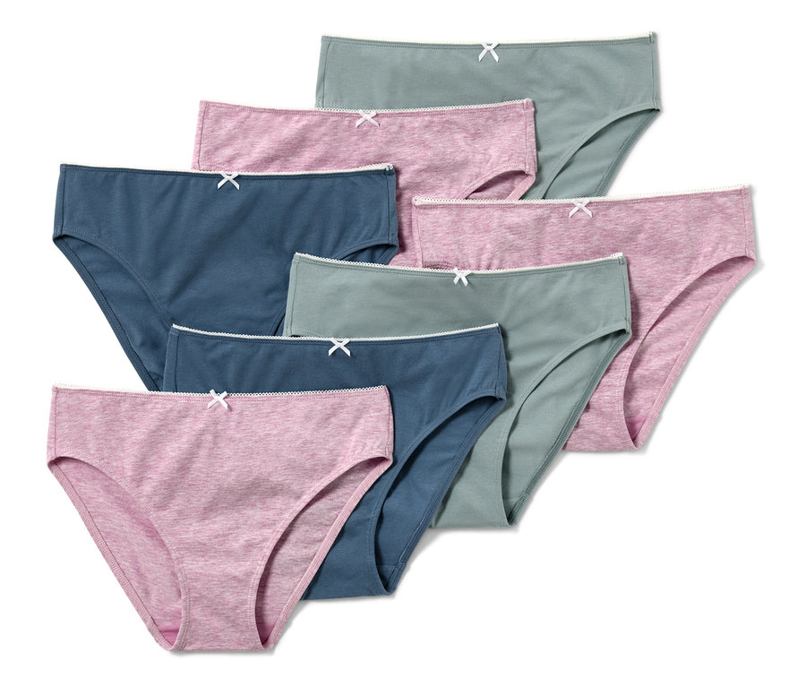 Sieben Mädchen-Slips in verschiedenen Farben.
