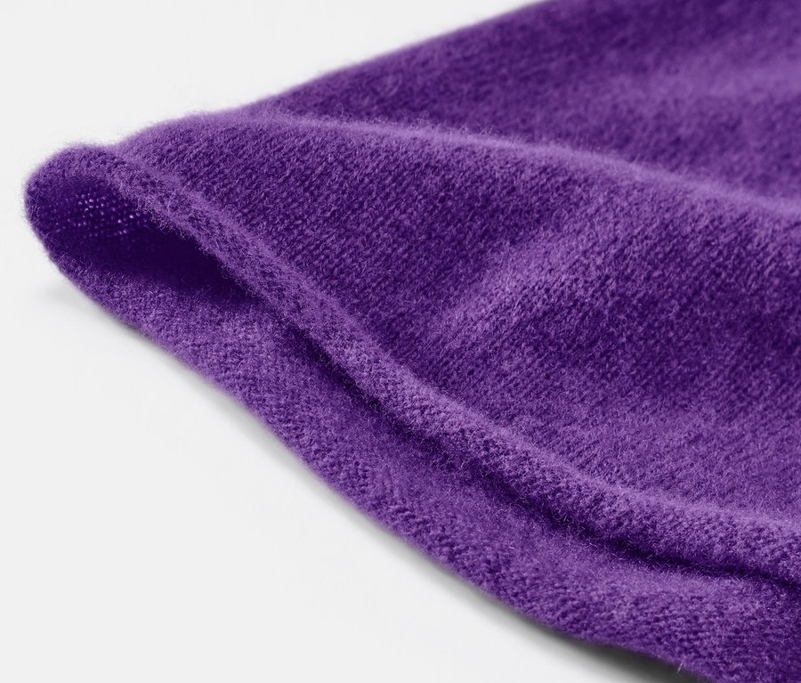 Detailaufnahme einer lilafarbenen Cashmere-Mütze.