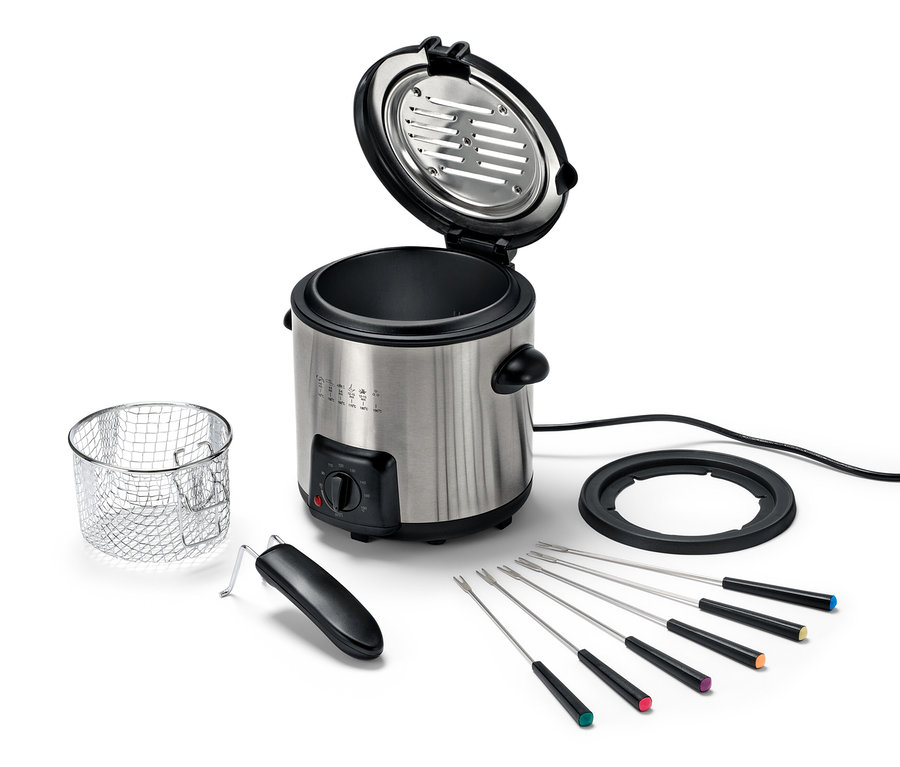 Geöffnete Mini-Fritteuse-und-Fondue Set mit sechs Gabeln, Korb und schwarzem Sockel.