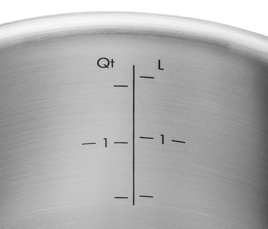 Innenansicht eines grauen ZWILLING PURE Edelstahl-Kochtopfs mit Füllstandsanzeige in Litern und Quart.
