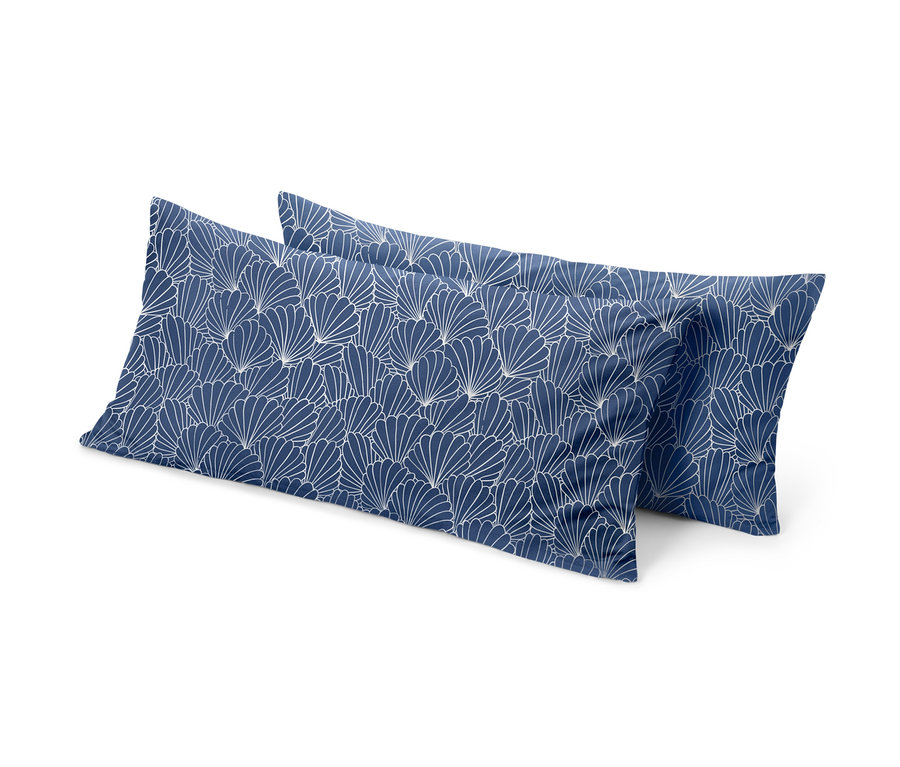Zwei blaue Microfaser-Kopfkissenbezüge mit weißem Muster, ca. 80 x 40 cm.
