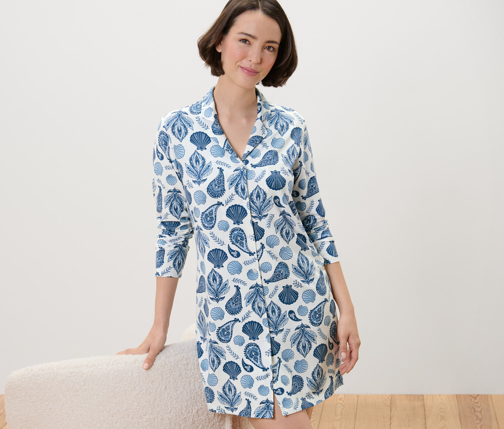 Frau trägt ein Nachthemd mit Muster.