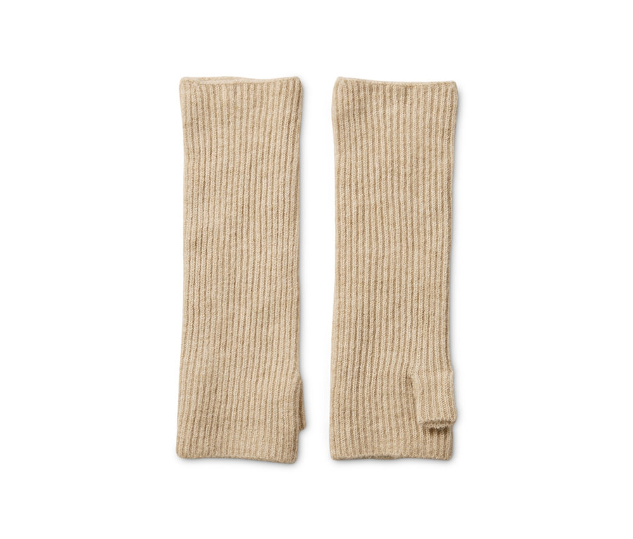 Zwei beige Pulswärmer aus Rippstrick.