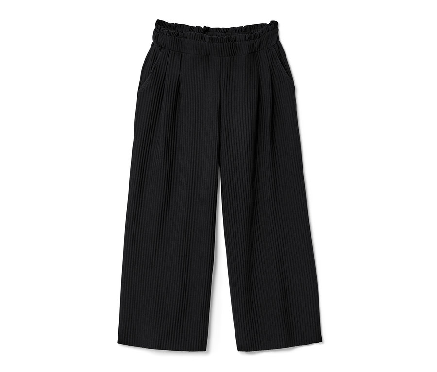 Eine schwarze Kinder-Culotte auf einem weißen Hintergrund.