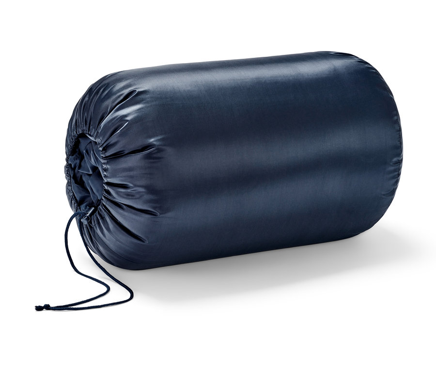 Ein zusammengerollter Doppelschlafsack, abzippbar in einer marineblauen Hülle mit Kordelzug.