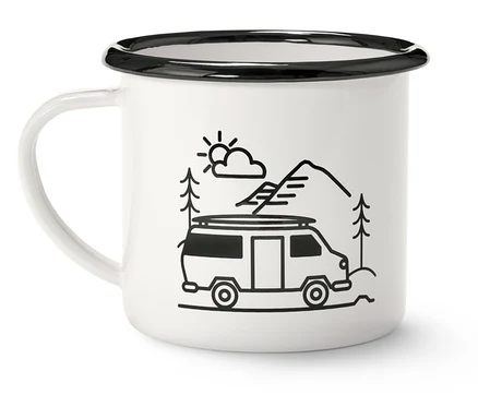 Weißer Emaille-Kaffeebecher mit schwarzem Rand und einer Cartoon-Zeichnung einer Landschaft mit Van, Bäumen und Bergen, 380 ml