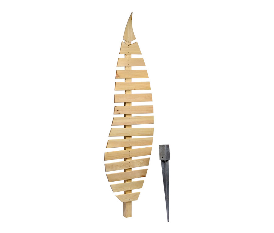 Eine hölzerne Rankhilfe in Blattform und ein Metallpfosten.