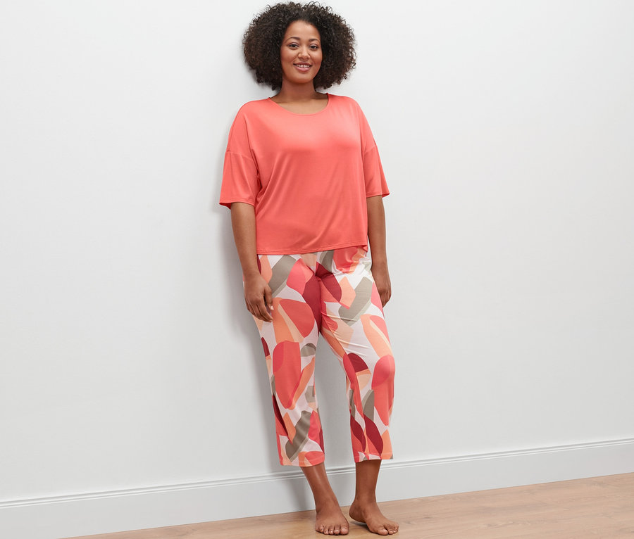 Frau posiert in 7/8-Pyjama.