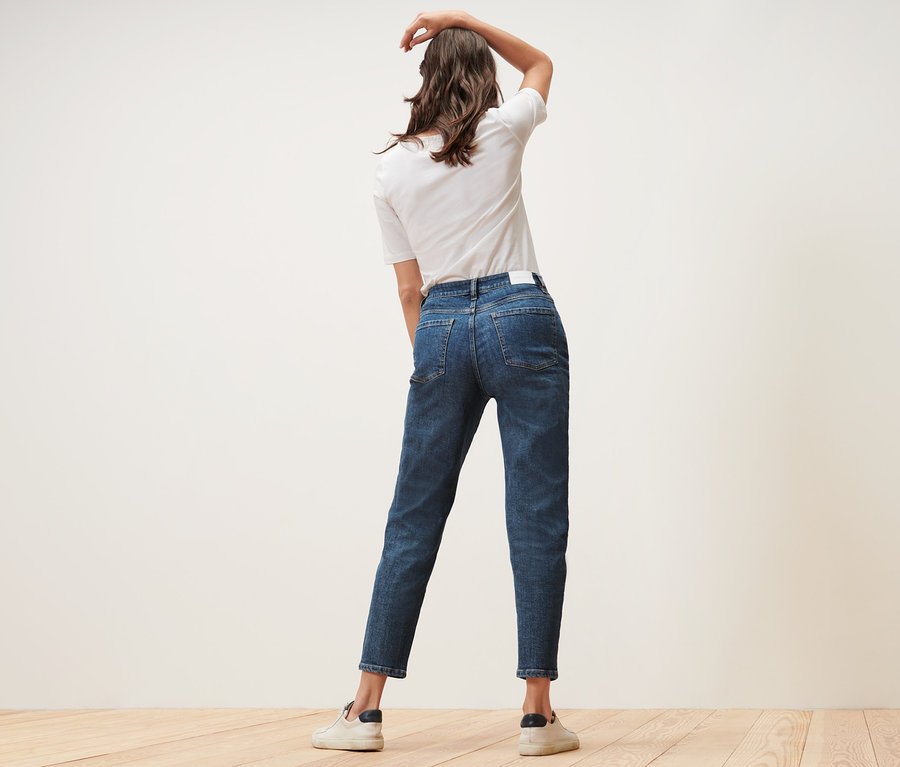 Frau posiert in Mom Jeans – Fit »Nyla« und weißem T-Shirt.