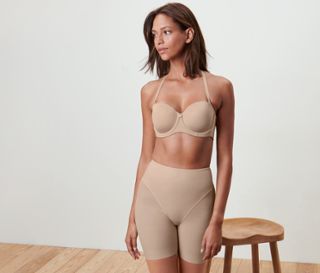 Frau posiert in Bodyforming-Shorts.