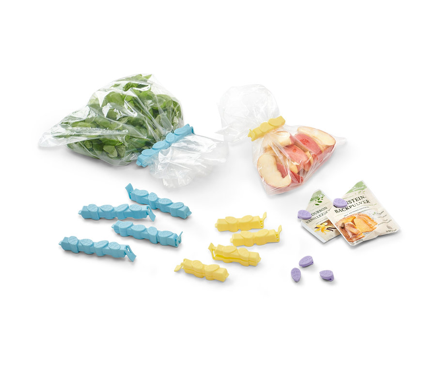 Verschlossene Beutel mit Kräutern und Pfirsichen. Im Vordergrund blaue und gelbe 15 Aromaclips.