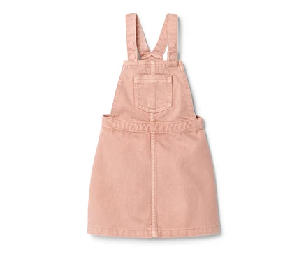 Rosa Kinder-Latzkleid auf weißem Hintergrund.