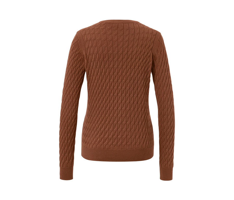 Detailaufnahme eines cognacfarbenen Zopfstrickpullovers.