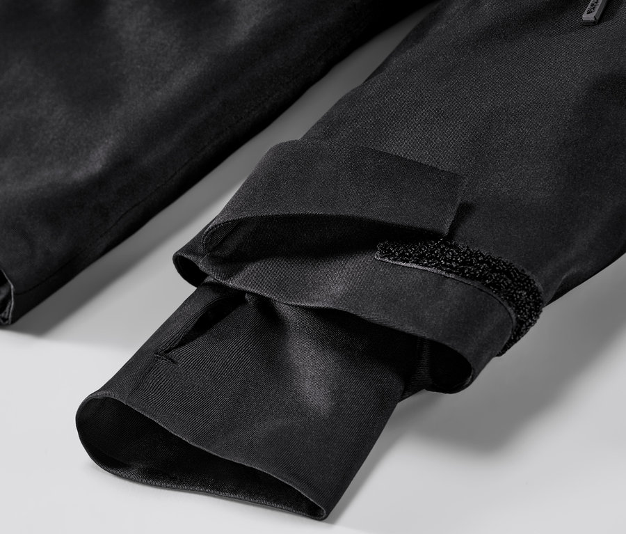 Detailaufnahme einer schwarzen Skijacke.