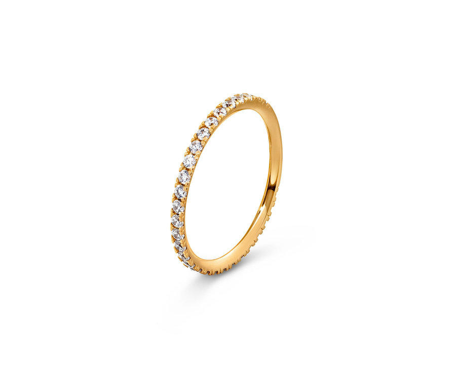 Goldener Eternity Ring mit Zirkonia auf weißem Hintergrund.