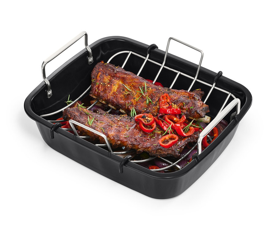 Zwei Stücke Braten mit Paprika und Kräutern in einem XL-Edelstahl-Bräter mit Rost.