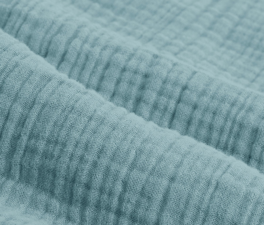 Detailaufnahme von blauer Musselin-Bettwäsche in verschiedenen Größen.