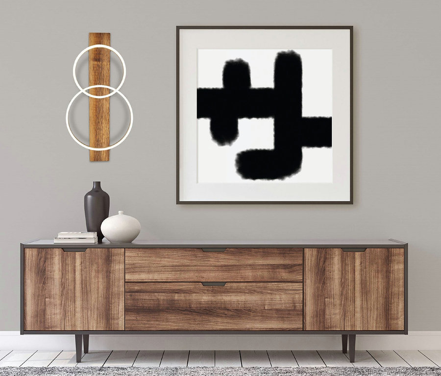 Wohnzimmer mit brauner Kommode, auf der Vasen und Bücher stehen. An der Wand hängen ein Bild und eine Eglo 2er-LED-Deckenleuchte »Boyal«.