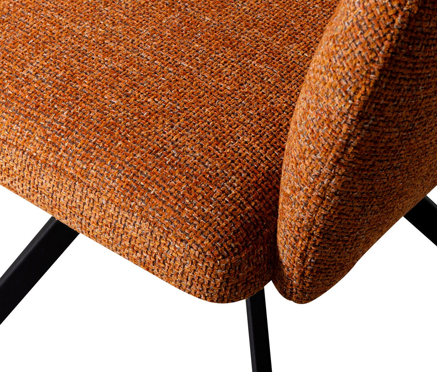Detailaufnahme von Stoff und Gestell des drehbaren Woood Fenne Esszimmerstuhls im Farbton Ginger.