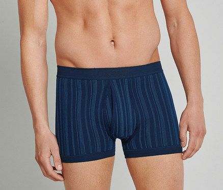 Mann mit freiem Oberkörper trägt 2 SCHIESSER Shorts in Feinripp, blau.