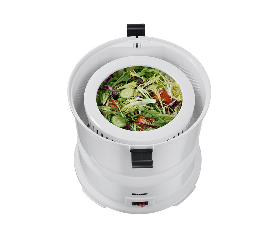 Salatschleuder mit geschnittenem Gemüse drin.