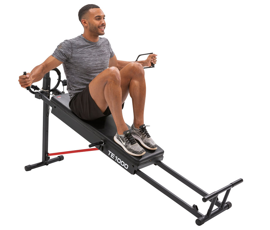 Ein Mann trainiert auf dem Christopeit Total Exerciser »TE 1000«.