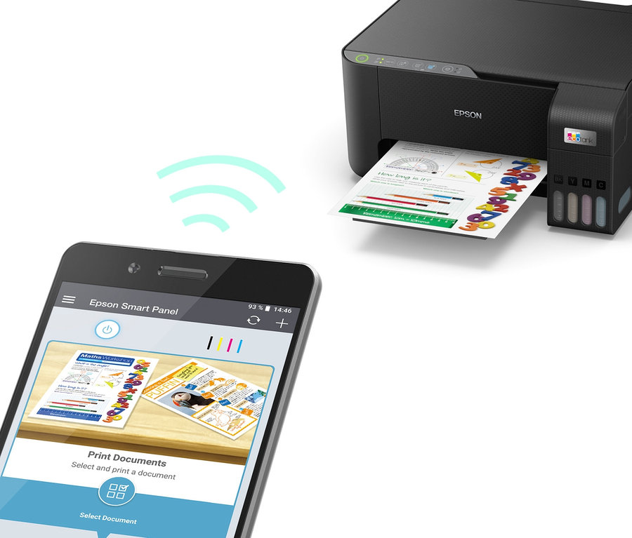 Epson EcoTank ET-2810 druckt ein Dokument. Im Vordergrund befindet sich ein Smartphone mit geöffneter Epson Smart Panel App.