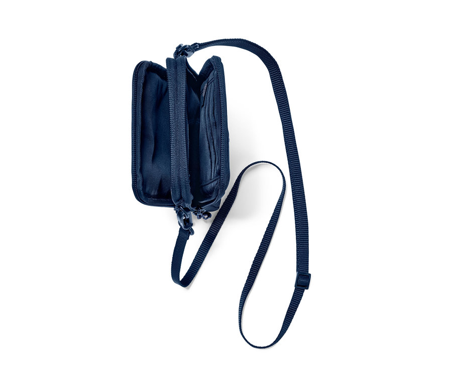 Blaue Umhängetasche ist offen und leer.