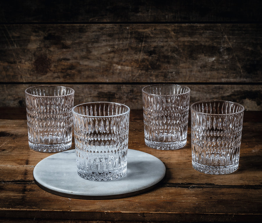 Vier Nachtmann Tumbler »Ethno« Gläser auf einem Holztisch.