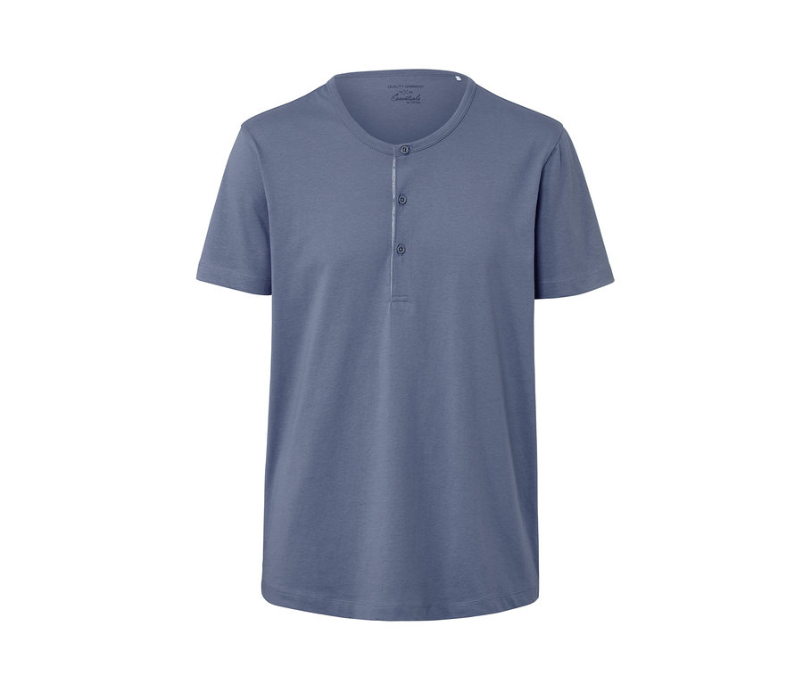 Blauer Pyjama mit kurzen Ärmeln und Knöpfen.
