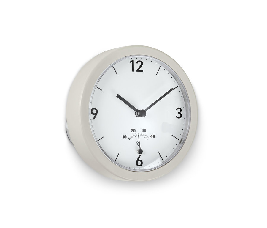 Eine beige Badwanduhr mit Thermometer zeigt die Uhrzeit an.