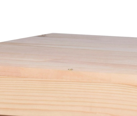 Ein Dobar Vorratsregal aus Holz mit quadratischer Oberseite und mehreren Regalböden.