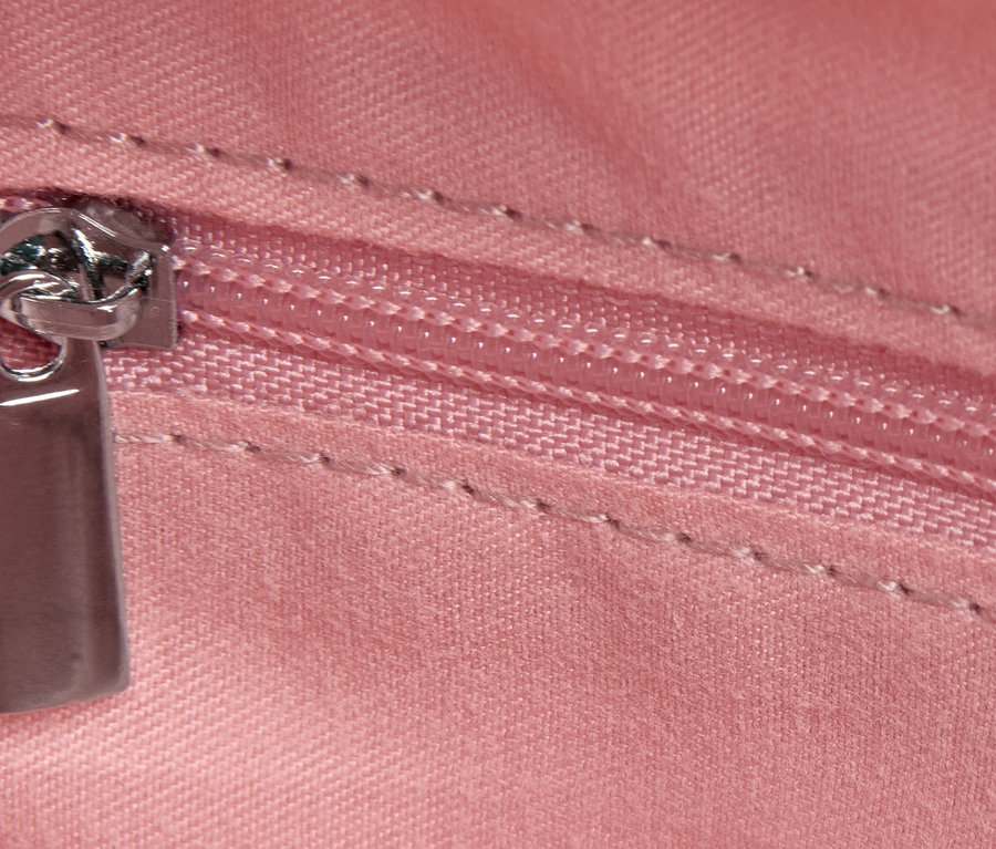 Detailaufnahme einer Kulturtasche mit Metallreißverschluss.