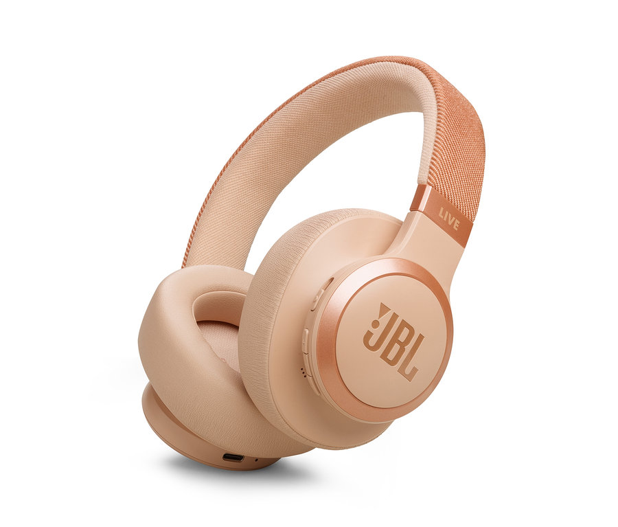Detailaufnahme des JBL Kopfhörers Live 770 NC Over Ear in Sandstein.